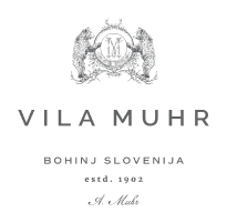 hotel bohinj Logotip podjetja Vila Muhr z dvema medvedoma, ki stojita na obeh straneh grba s črko M, spodaj pa je na svetli podlagi napis Bohinj Slovenija estd. 1902 A. Muhr.